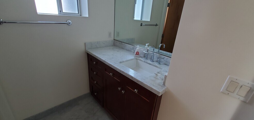 2nd Floor Bath - 5350 Playa Vista Dr