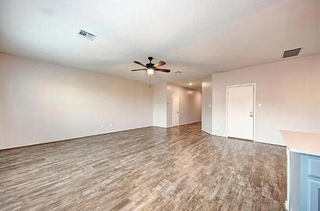 Building Photo - 817 Circle Wy