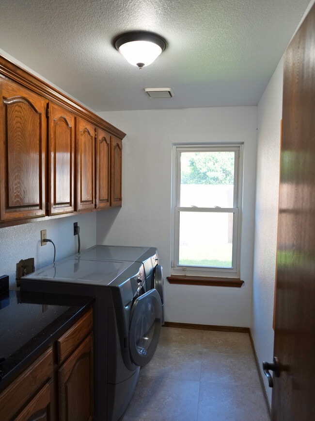 Building Photo - 3505 Crescent Ct