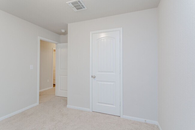 Building Photo - Beautiful 3 Bed / 2.5 Bath Home with High ...