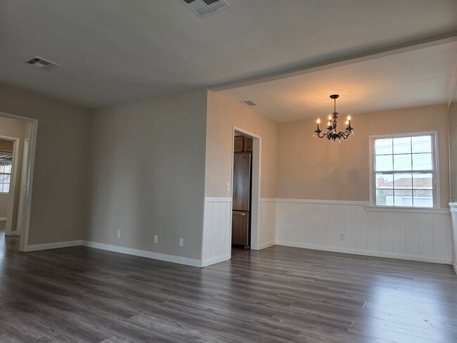 Building Photo - Stunning 2-bedroom 2nd floor apartment with garage parking!