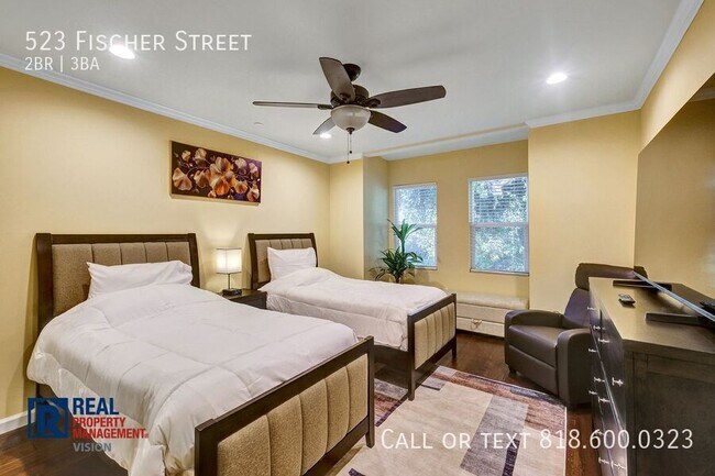 Building Photo - 523 Fischer St