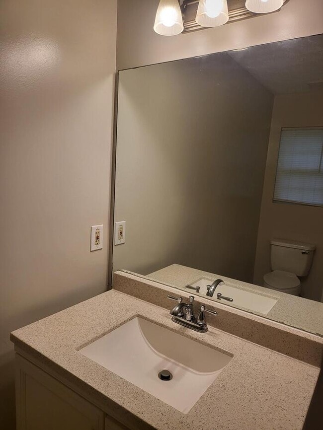 Building Photo - 4 bedroom Townhouse in Monroe