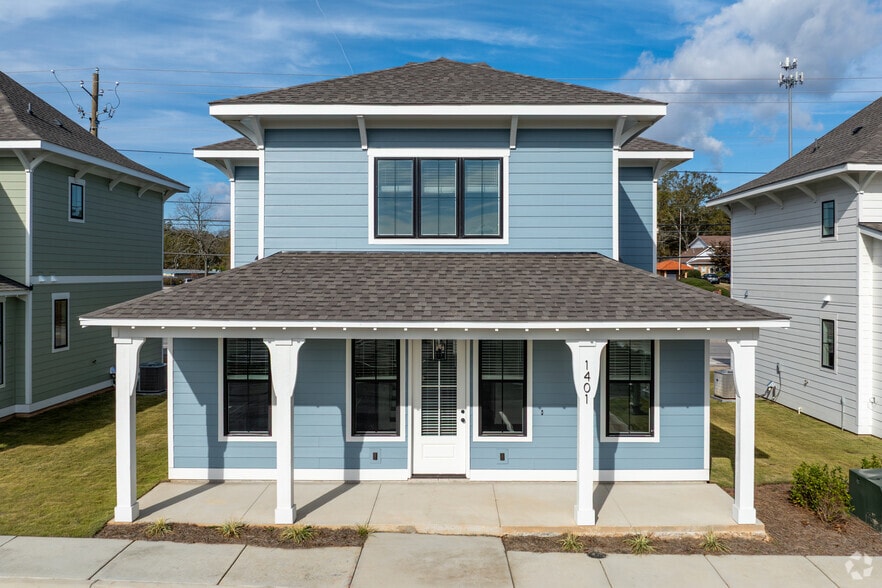 Building Photo - Coach's Corner