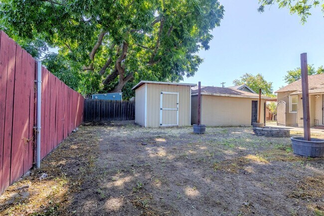 Building Photo - 2137 Raymond Ave