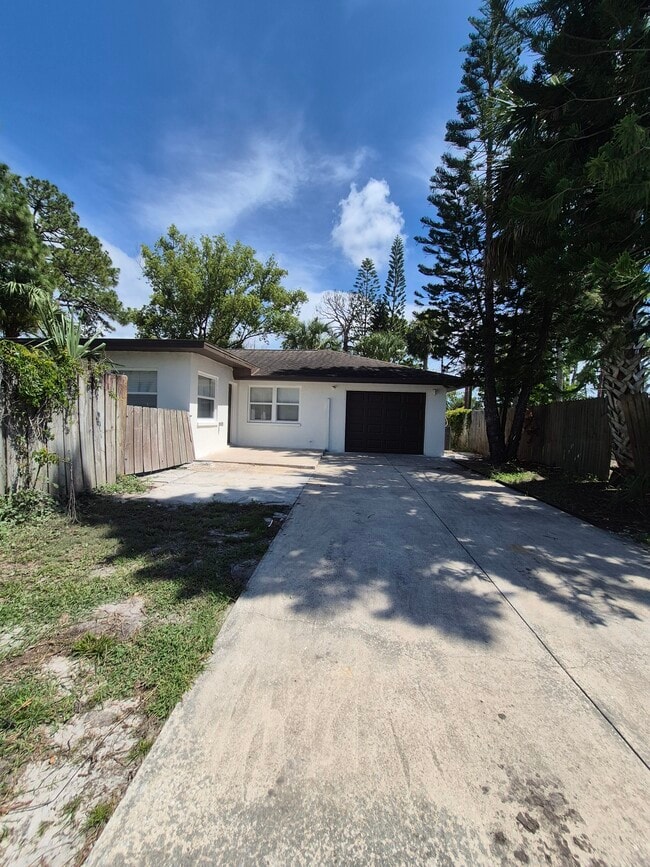 Building Photo - 5311 Luna Vista Dr