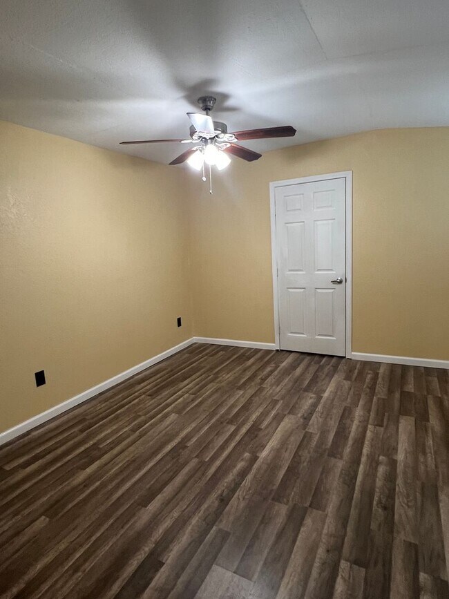 Building Photo - Remodeled 5 Bed | 2 Bath Mobile Home on Ha...