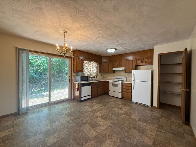 Building Photo - 305 Hill Dr