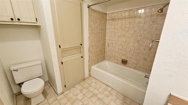 Building Photo - 211 Redbud St