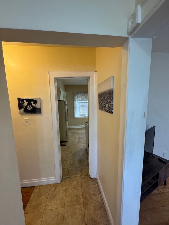 Building Photo - •	Pack Your Bags! Fully Furnished 3BR Near...