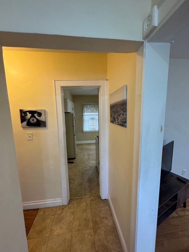 Building Photo - 3 bedroom/ 1.5 bath house Furnished