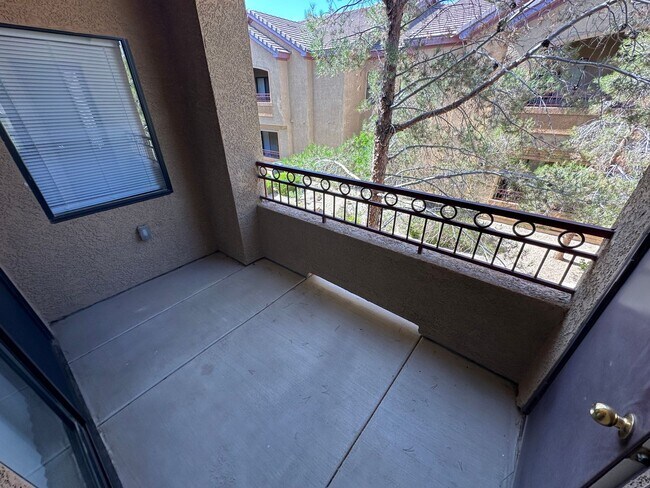 Building Photo - CUTE UPSTAIRS CONDO UNIT , LOCATED IN A GATED COMMUNITY 2 BEDROOM / 2 FULL BATH