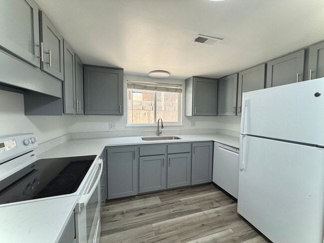 Building Photo - 3 Bedroom Home in Holladay now available