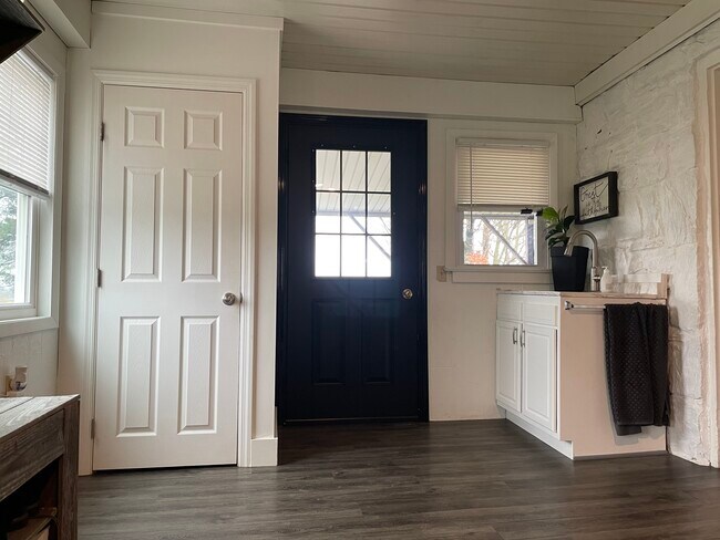 Building Photo - 2250 Creek Hill Rd