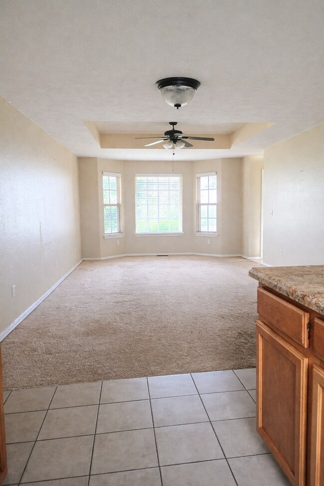 Building Photo - Spacious 3 Bed, 2 Bath Duplex in Prime Ozark Location