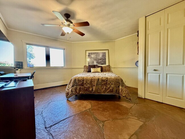 Building Photo - Historic Manitou Springs Home for Rent – M...