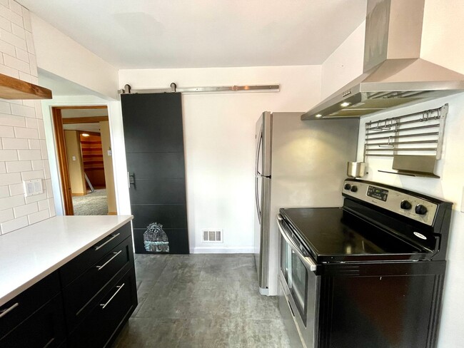 Building Photo - Cute Classic 1950s 2 Bd 1 Ba House + Bonus Room w/ Washer & Dryer, AC and Fenced Spacious Yard!