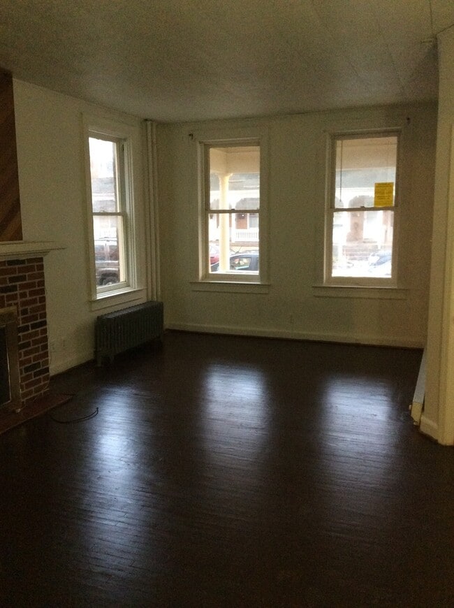 Building Photo - 729 W Poplar St