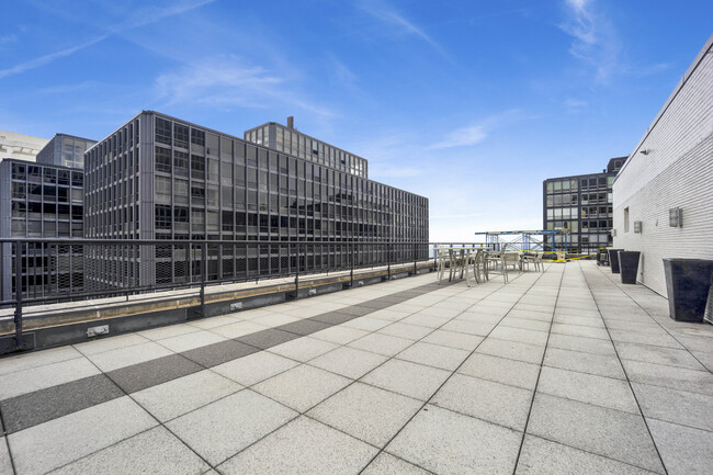 Building Photo - 253 E Delaware Pl