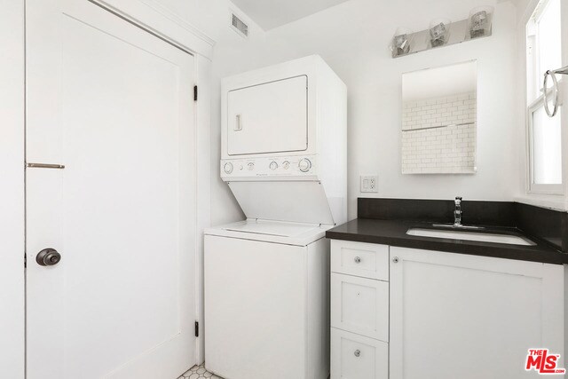 Building Photo - 4621 Oakwood Ave