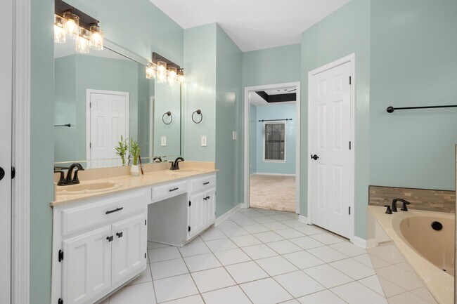 Building Photo - 4905 Springtree Dr
