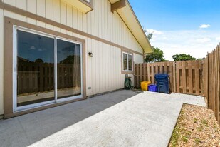 Building Photo - 324 Maplecrest Cir