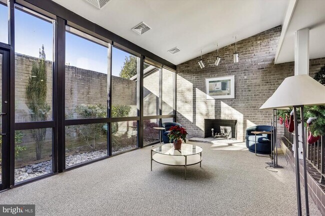 Building Photo - 4960 Sentinel Dr