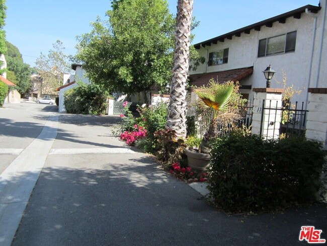 Building Photo - 5275 Colodny Dr