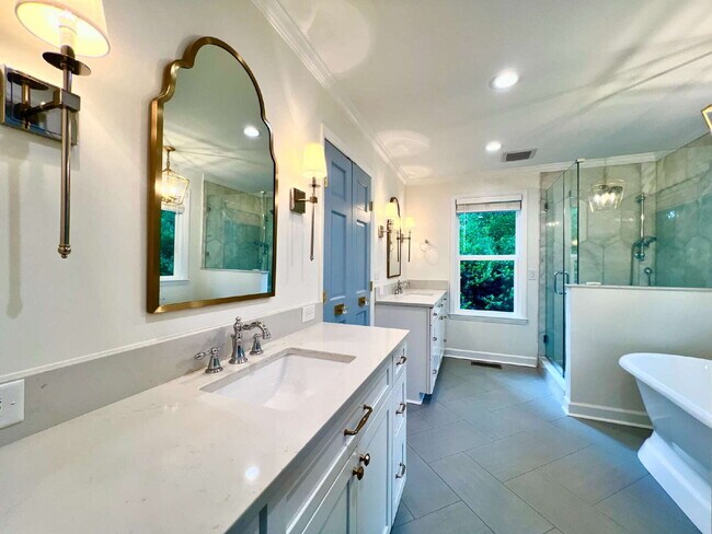 Building Photo - LUXURIOUS LANSDOWNE RETREAT!