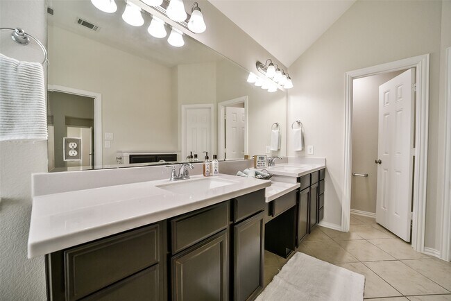 Building Photo - 2718 Misty Laurel Ct