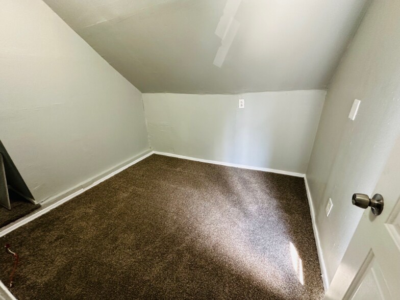 Building Photo - 8710 Vineyard Ave