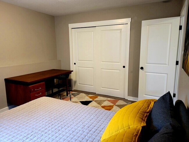 Building Photo - 6640 N Amherst St