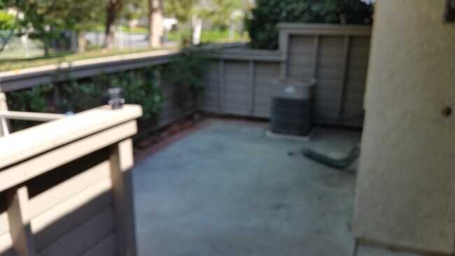 Building Photo - 2BED/2.5BATH