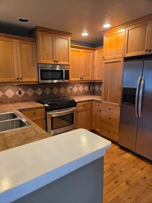 Building Photo - 2 story townhome close to trails!