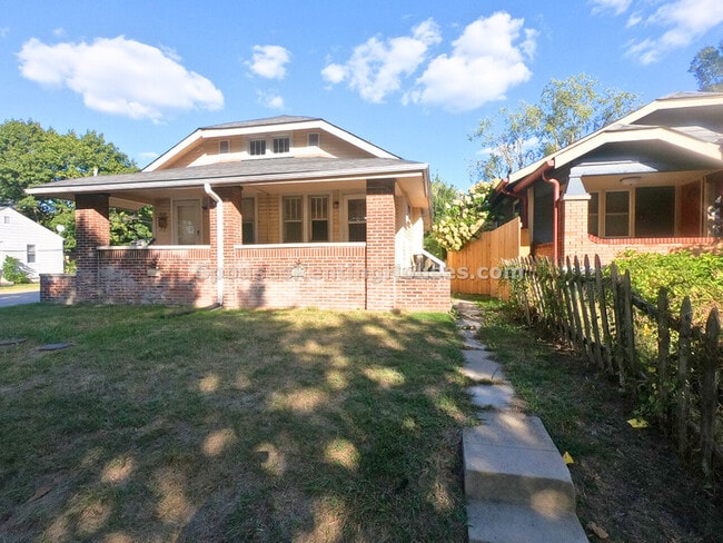 Primary Photo - 1427 N Gladstone Ave