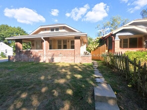 Building Photo - 1427 N Gladstone Ave