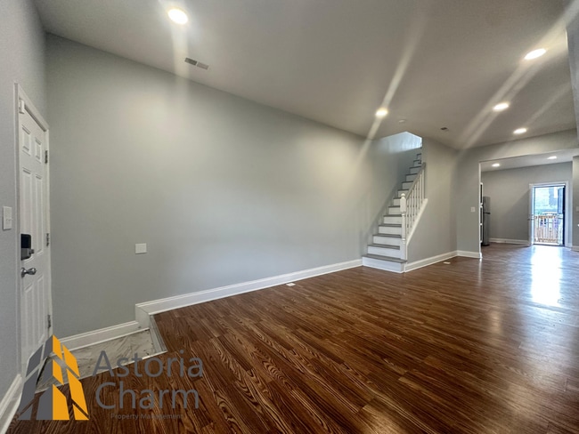 Building Photo - Updated 2 Bedroom 1.5 Bath Home with Deck,...