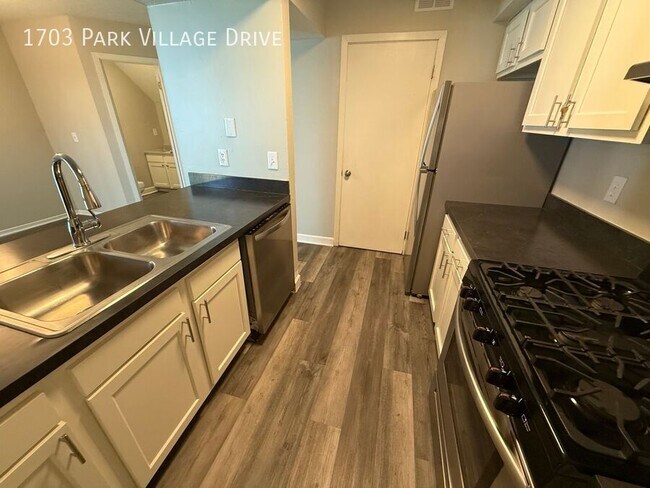 Building Photo - 1703 Park Village Dr