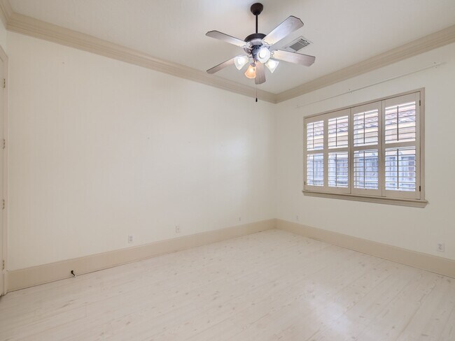 Building Photo - 19027 Crescent Bay Dr