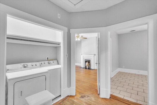 Building Photo - 3 bedroom 2 bath Downtown Savannah apartment