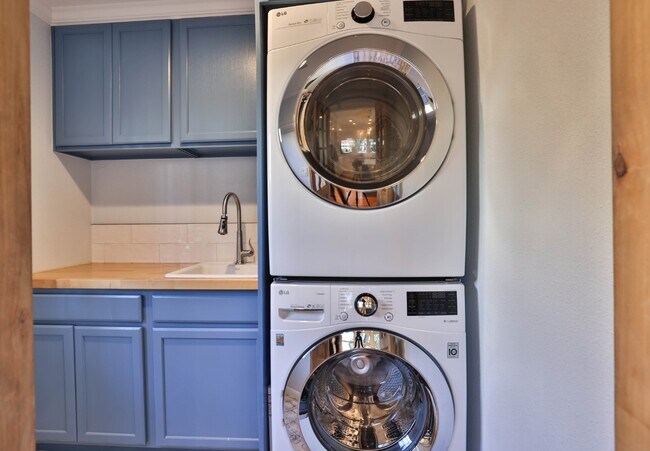 Building Photo - 520 Camino Dr