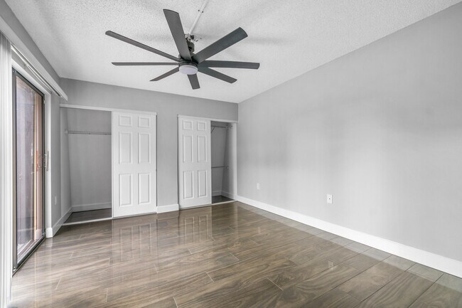 Building Photo - 1015 10th Ct