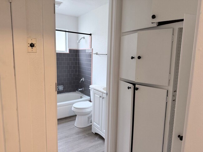 Building Photo - Recently remodeled 1 bedroom in West Redding