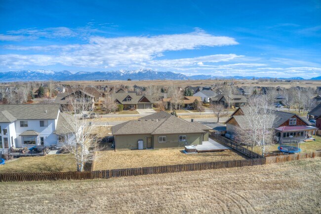 Building Photo - 32 E Clara Ct