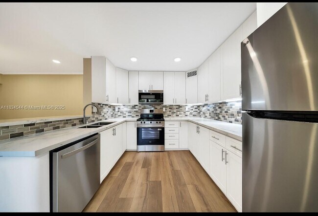 Building Photo - 4718 SW 67th Ave