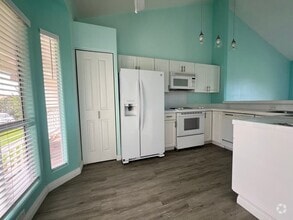 Building Photo - 2 Bedroom 2 bath unfurnished top floor condo