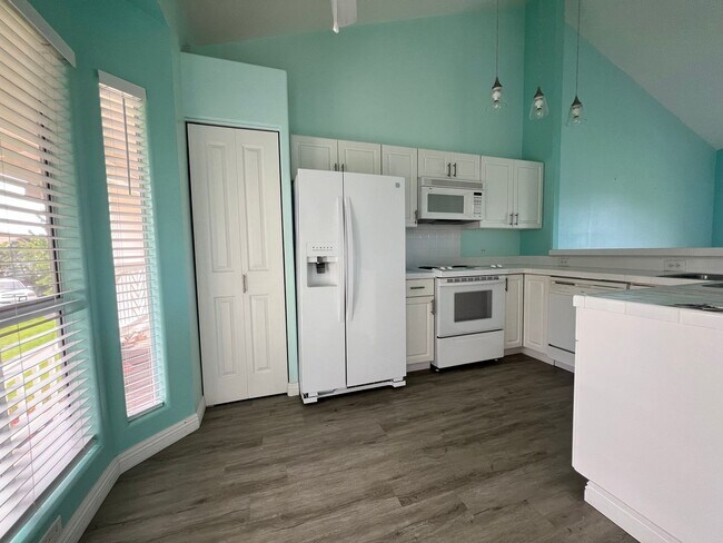 Primary Photo - 2 Bedroom 2 bath unfurnished top floor condo