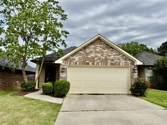 Primary Photo - For Lease in Gated Cypress Place! Like-New...