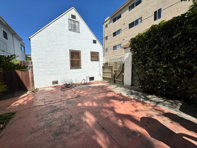 Building Photo - Two Bedroom Front House near Westside Village