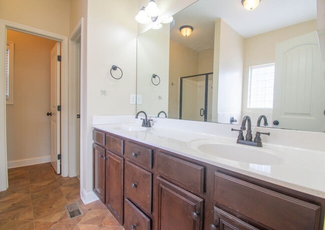 Building Photo - 4 Bedroom 2.5 Bathroom With Bonus and Screened in Porch!